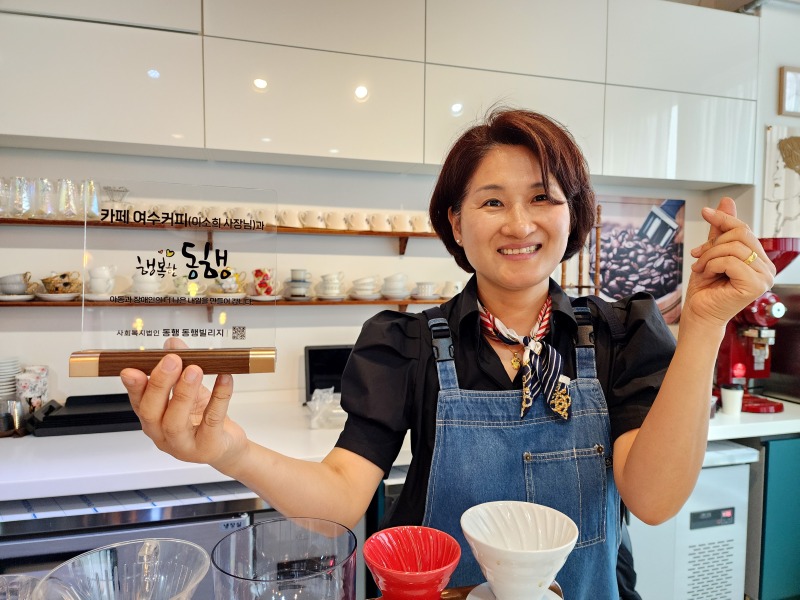카페 여수커피 현판사진 25.5.22.jpg